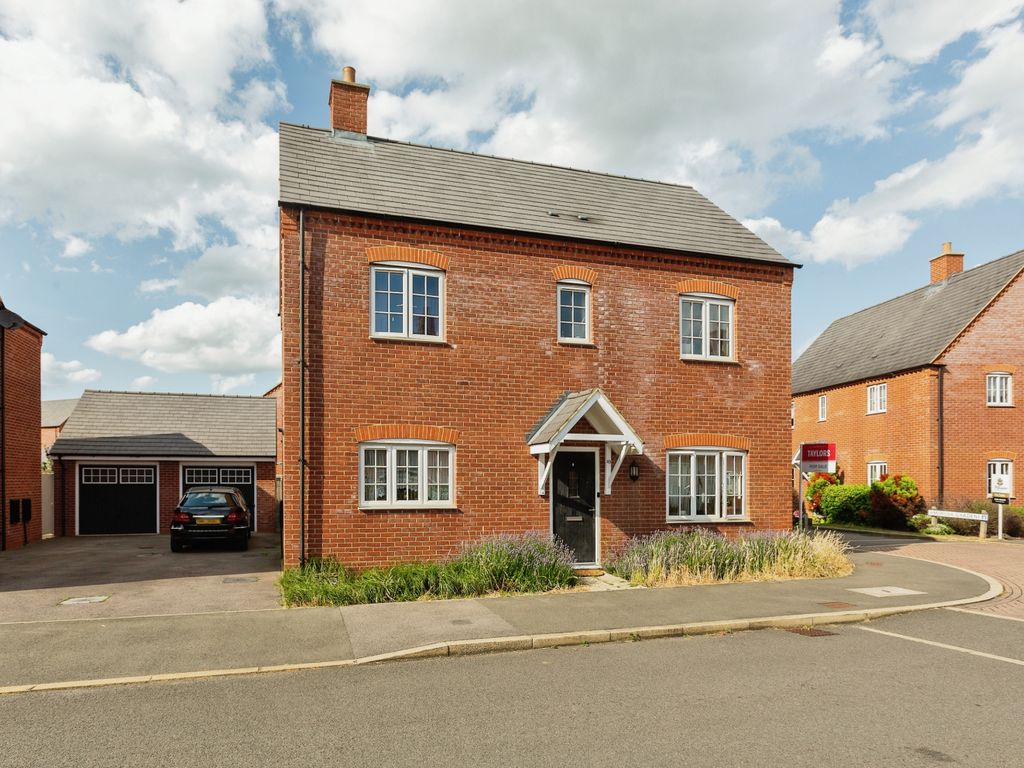 4 bed detached house for sale in Siddington Drive, Aylesbury HP18, £525,000