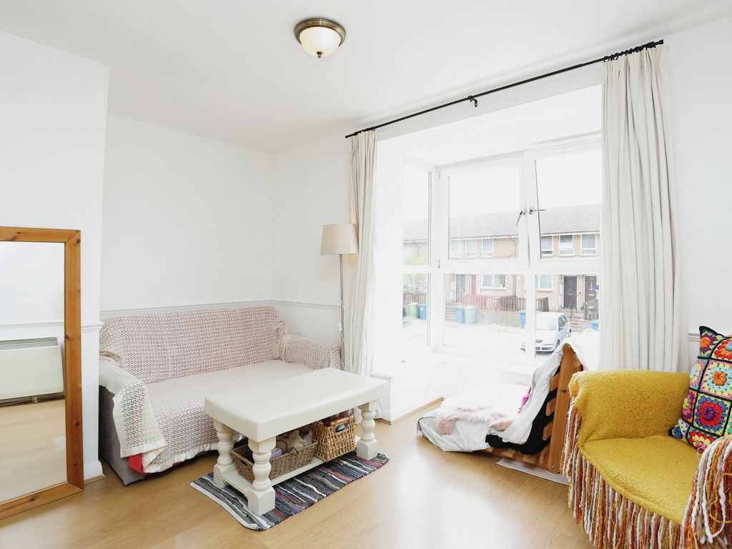 1 bed flat for sale in Varcoe Road, London SE16, £250,000