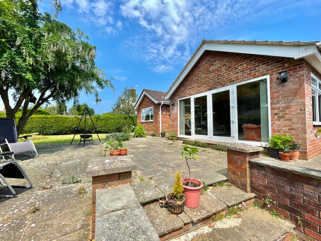 4 bed bungalow for sale in Awre, Newnham GL14, £735,000