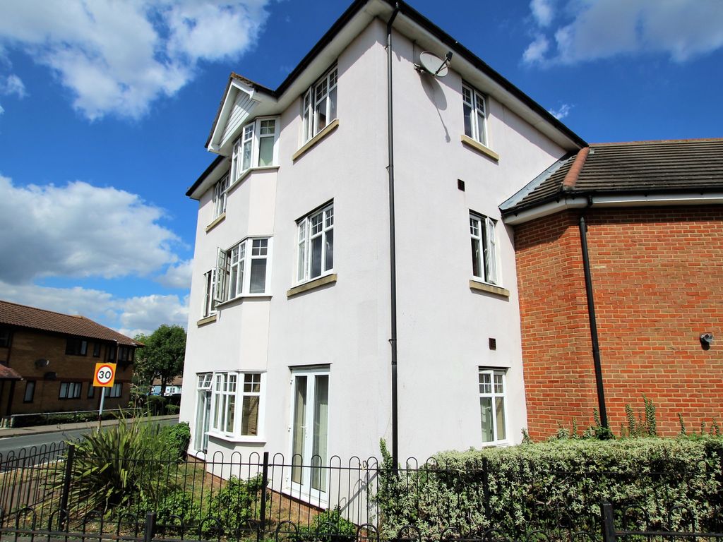 2 bed flat for sale in Muir Place, Wickford SS12, £210,000