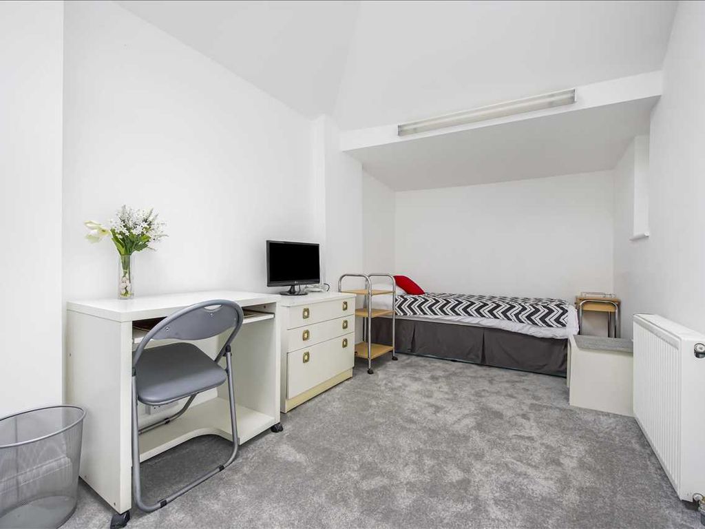 Studio to rent in The Quadrant, London SW20, £1,375 pcm