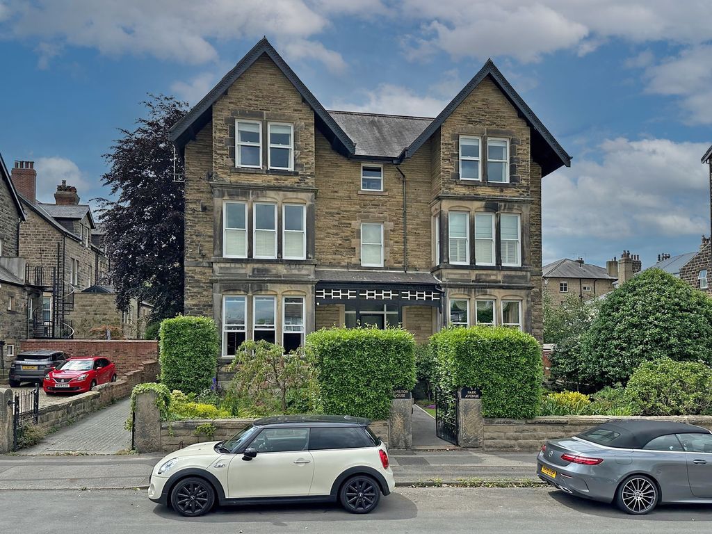 3 bed flat for sale in Park Avenue, Hamilton House HG2, £535,000