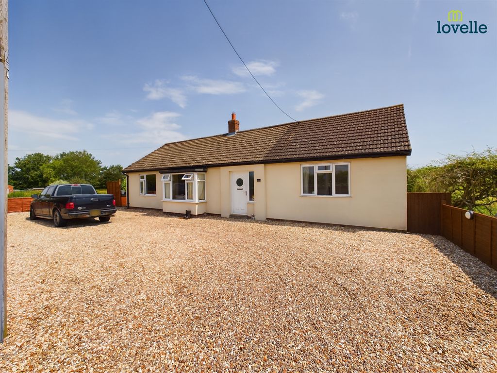 4 bed detached bungalow for sale in Linwood Road, Market Rasen LN8, £340,000