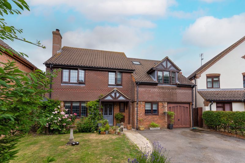 6 bed detached house for sale in Dudley Close, North Marston, Buckingham MK18, £765,000