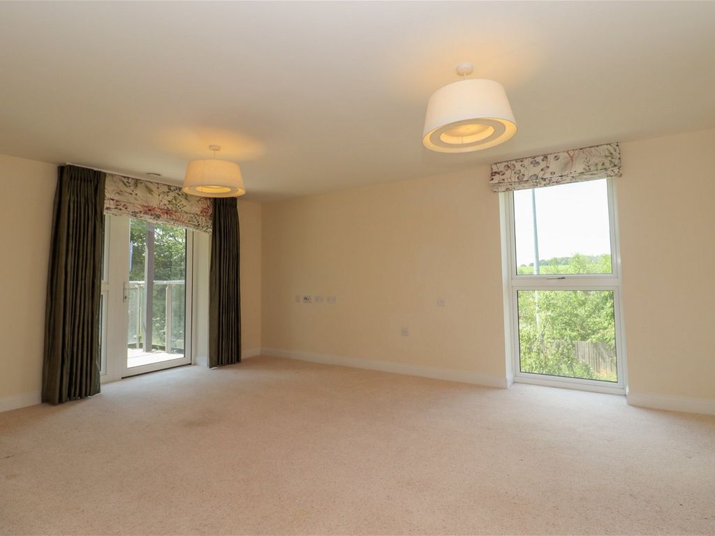 2 bed flat for sale in The Dean, Alresford SO24, £399,950
