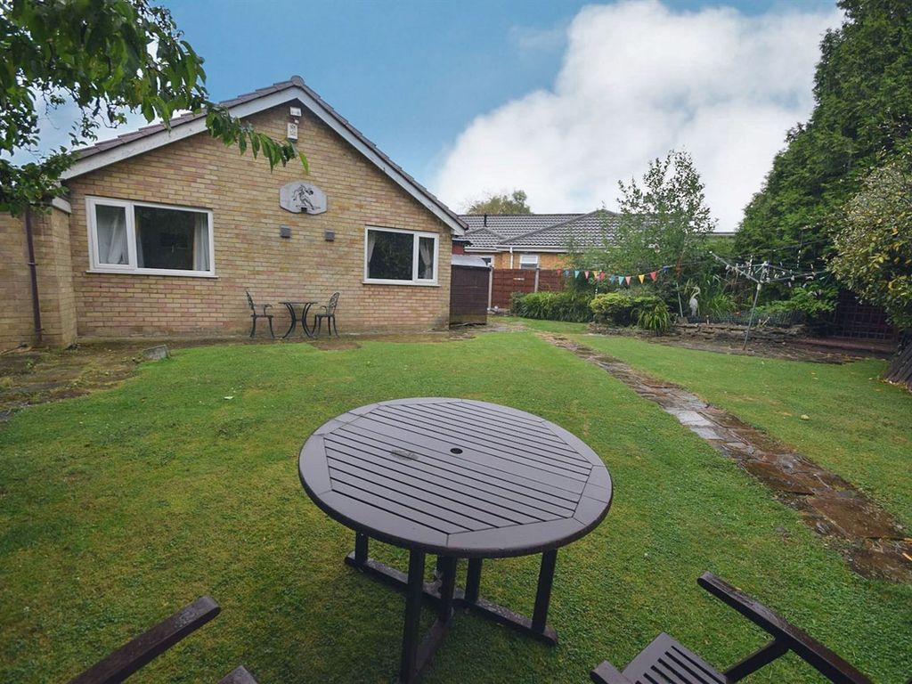 3 bed detached bungalow for sale in Cartmel Close, Gatley, Cheadle SK8, £350,000