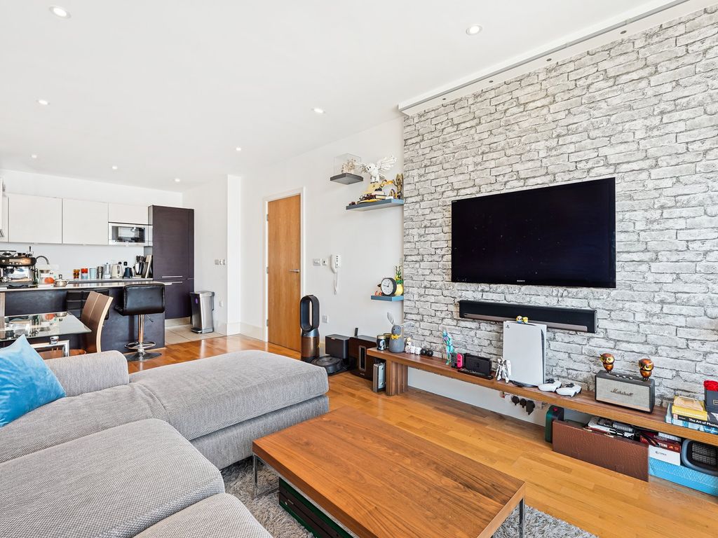 2 bed flat for sale in Juniper Drive, London SW18, £650,000