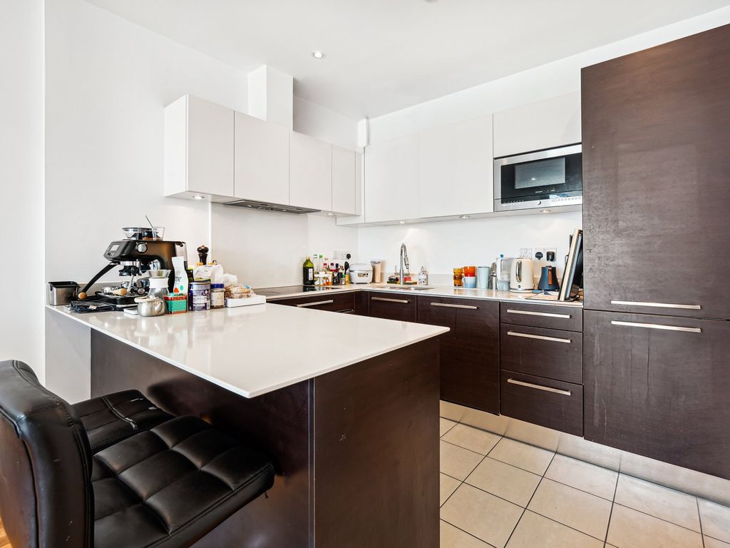 2 bed flat for sale in Juniper Drive, London SW18, £650,000