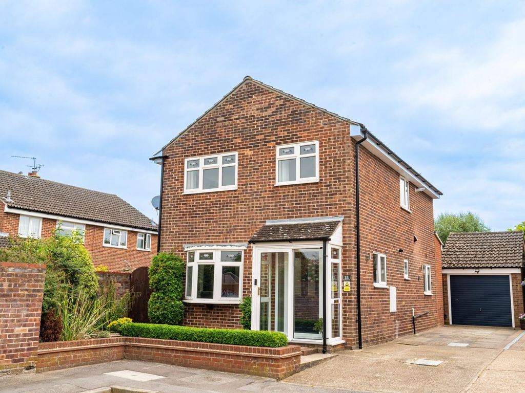 3 bed detached house for sale in Rayfield Close, Barnston, Dunmow, Essex CM6, £425,000