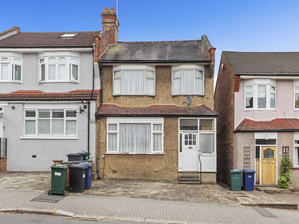 3 bed end terrace house for sale in Petworth Road, London N12, £650,000