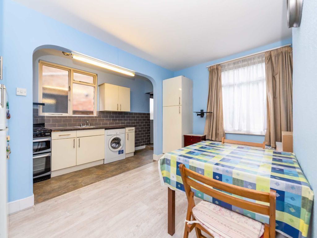 2 bed flat for sale in Algernon Road, London NW4, £325,000