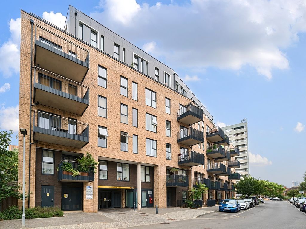 2 bed flat for sale in Trinity Way, London W3, £475,000