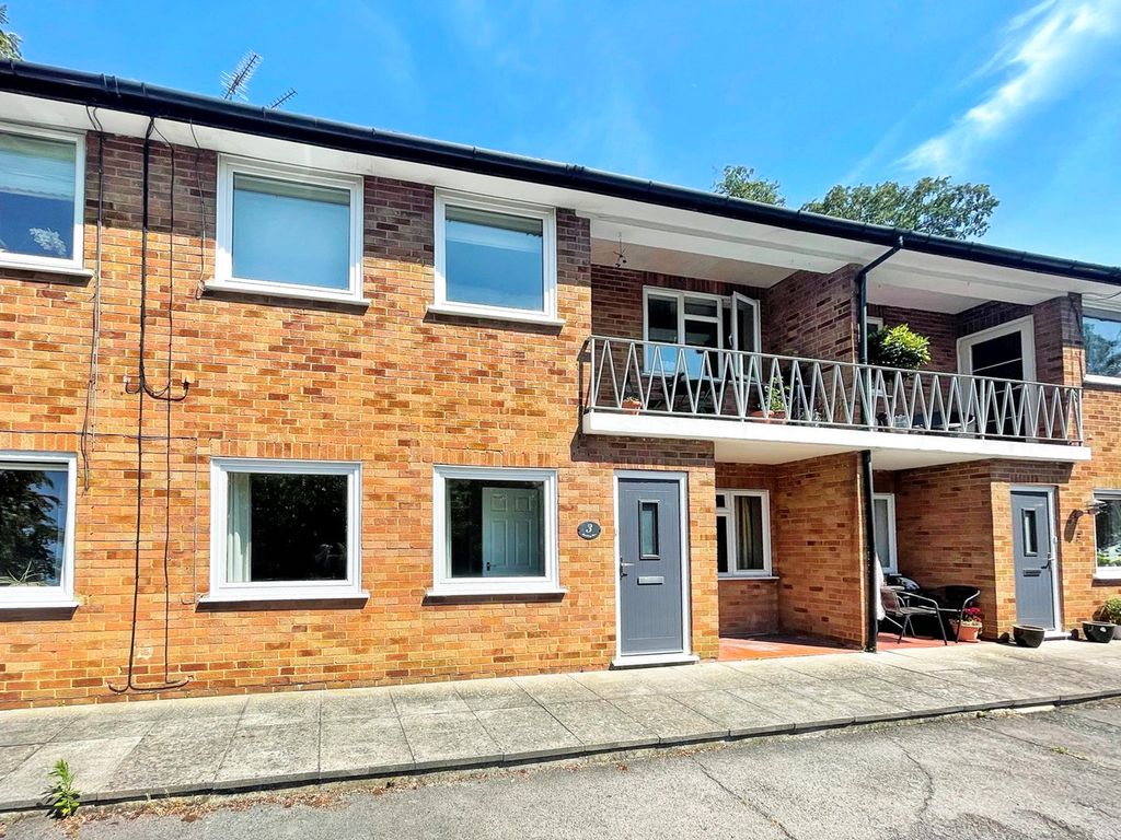2 bed flat for sale in Station Road, Amersham HP7, £360,000