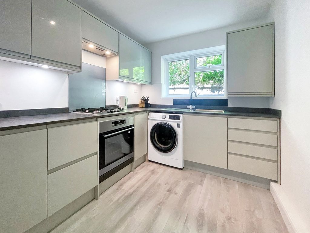 2 bed flat for sale in Station Road, Amersham HP7, £360,000