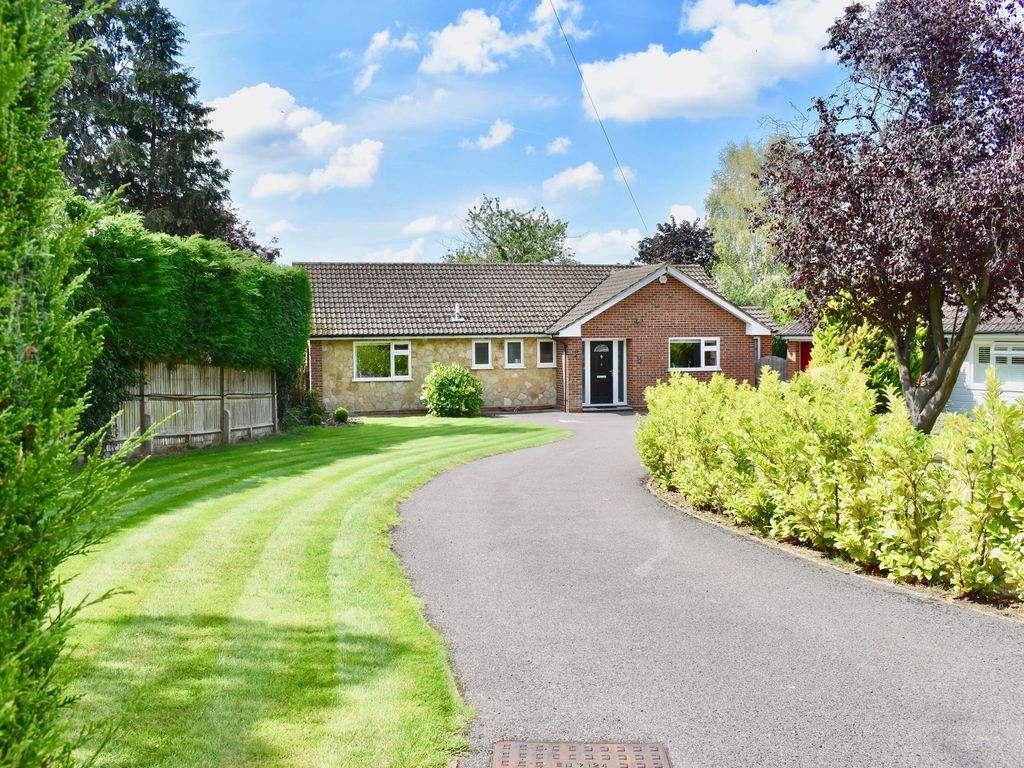 3 bed detached house for sale in Roebuck Close, Ashtead KT21, £850,000