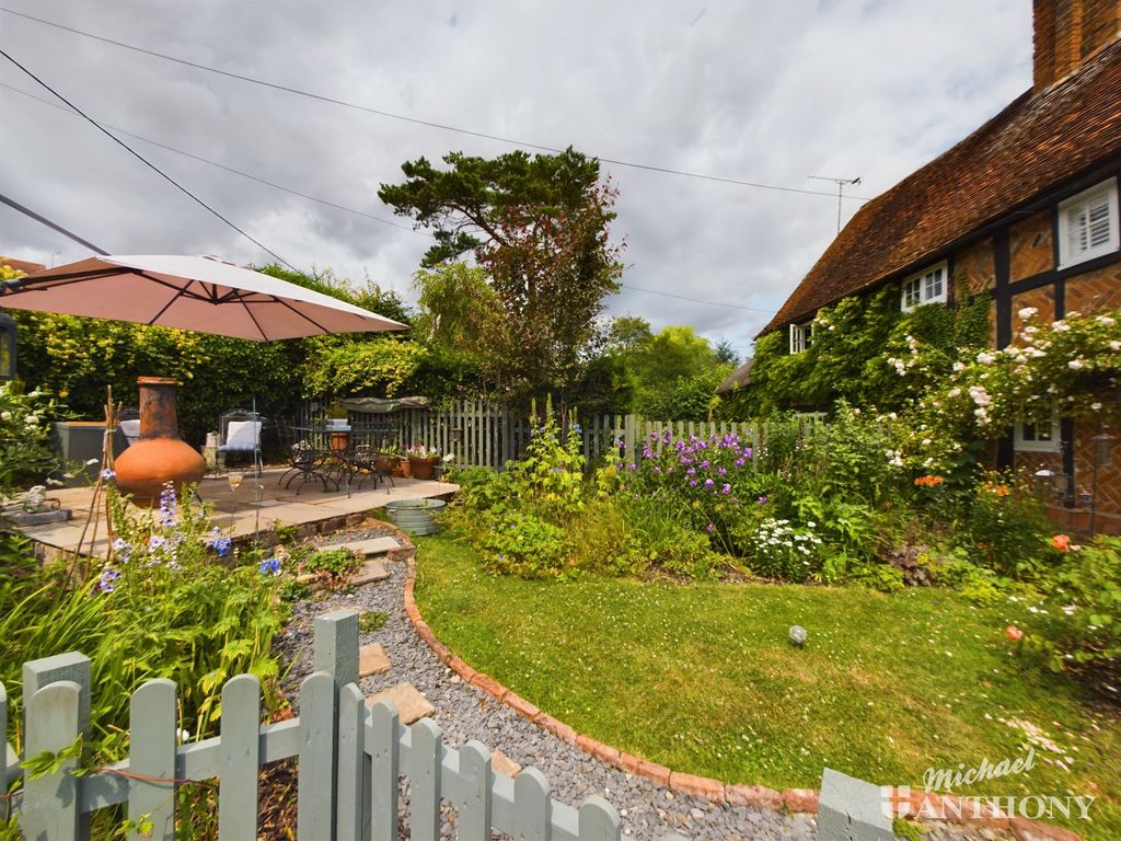 2 bed cottage for sale in The Close, Hardwick, Aylesbury HP22, £399,000