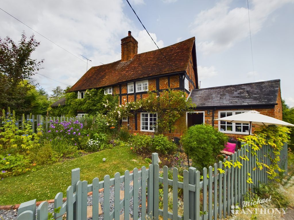 2 bed cottage for sale in The Close, Hardwick, Aylesbury HP22, £399,000
