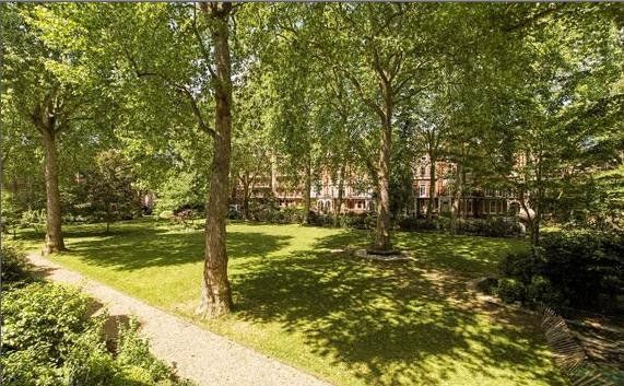2 bed flat for sale in Bramham Gardens, London SW5, £735,000