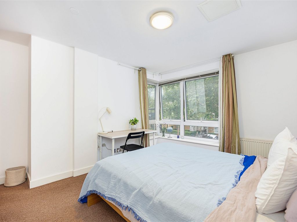 1 bed flat for sale in Newport Avenue, London E14, £375,000