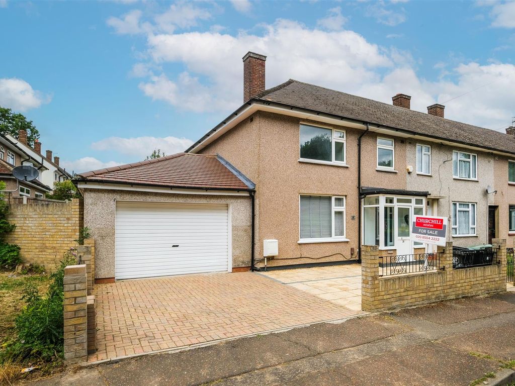 3 bed end terrace house for sale in Ladyfields, Loughton IG10, £499,000