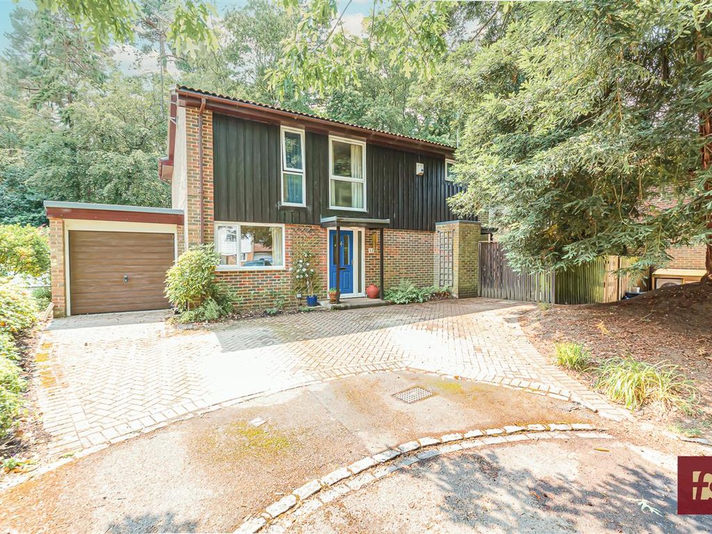 4 bed detached house for sale in Lake End Way, Crowthorne RG45, £550,000