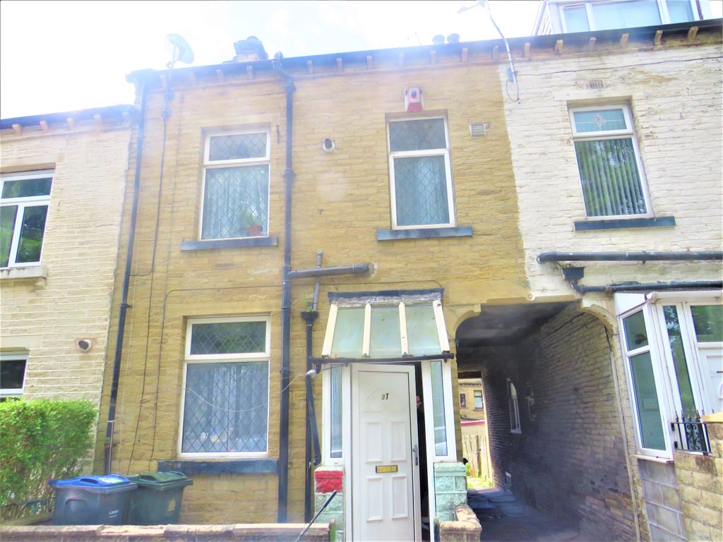 2 bed terraced house to rent in West Park Road, Bradford BD8, £675 pcm