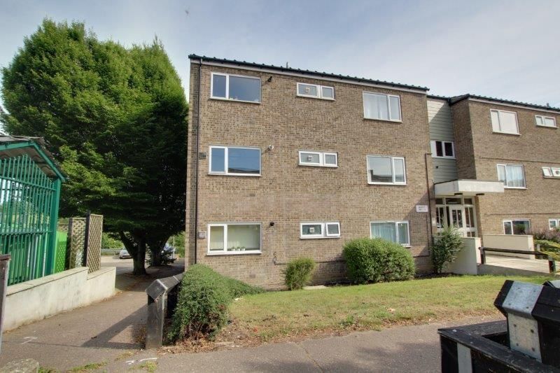 2 bed flat to rent in Buffett Way, Colchester CO4, £1,100 pcm
