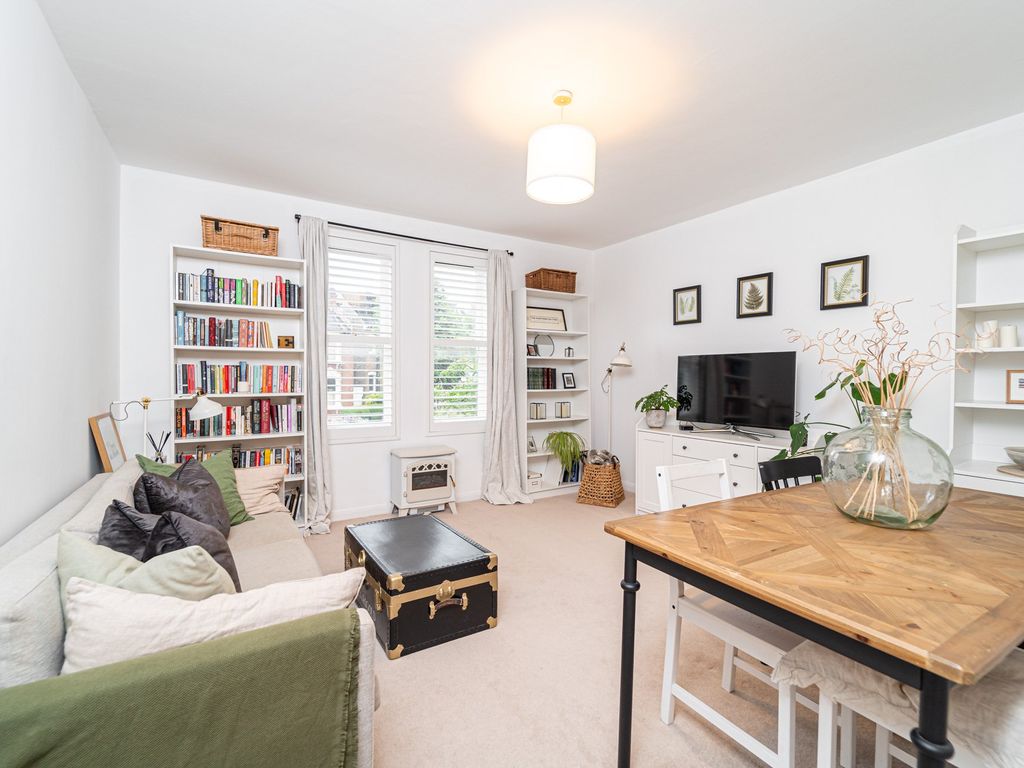 2 bed flat for sale in Stapleton Hall Road, London N4, £500,000