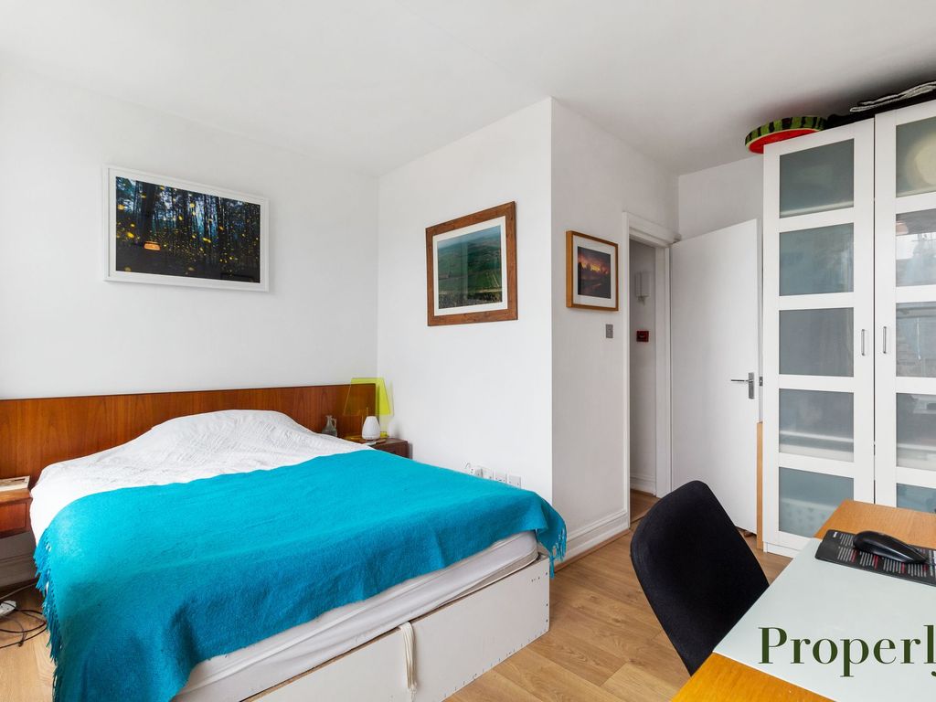 1 bed flat for sale in Stoke Newington High Street, London N16, £350,000