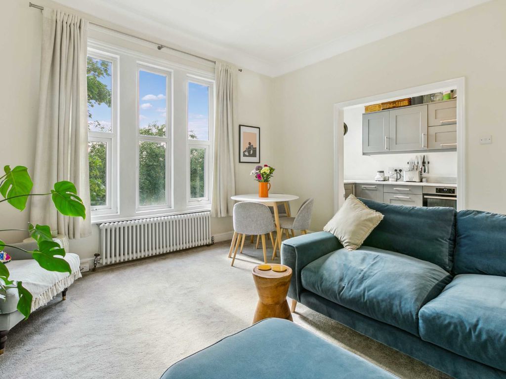 2 bed flat for sale in Bedford Hill, London SW12, £575,000