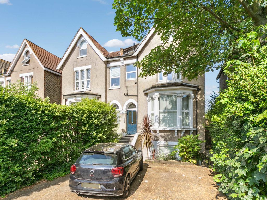 2 bed flat for sale in Bedford Hill, London SW12, £575,000