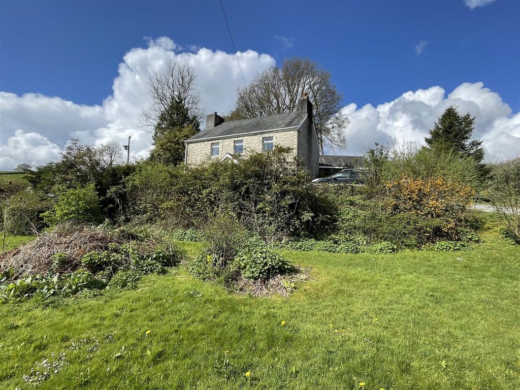 3 bed detached house for sale in Llandeilo SA19, £364,500