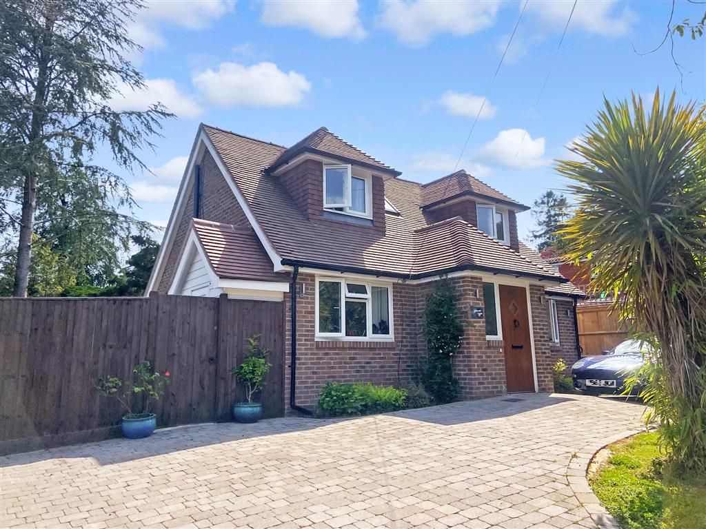 3 bed detached house for sale in Furzefield Road, East Grinstead, West Sussex RH19, £575,000