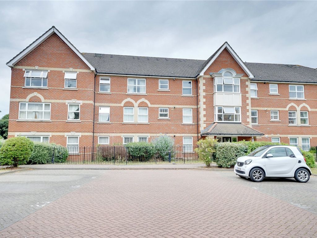 2 bed flat for sale in Cobham Close, Enfield EN1, £315,000
