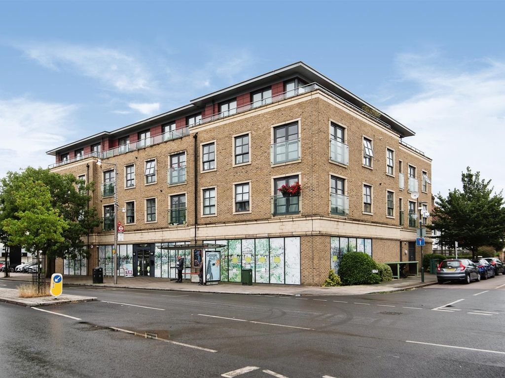 2 bed flat for sale in Heath Road, Twickenham TW1, £525,000