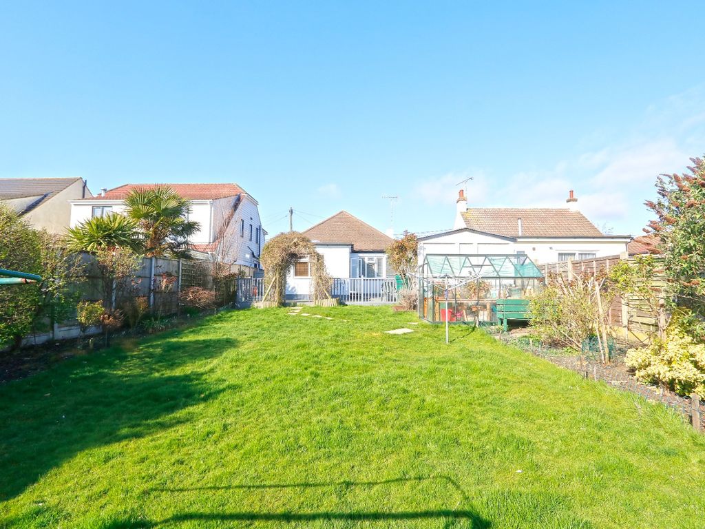 3 bed detached bungalow for sale in Bilton Road, Hadleigh, Essex SS7, £425,000