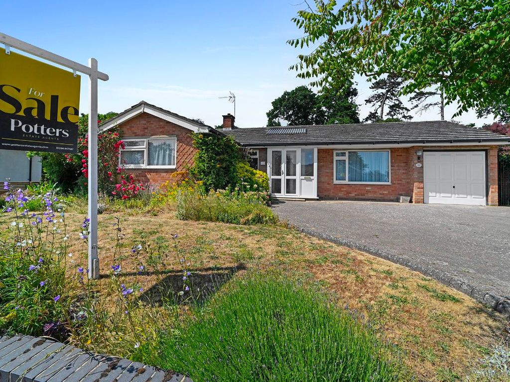 3 bed detached bungalow for sale in North Lawn, Ipswich IP4, £500,000