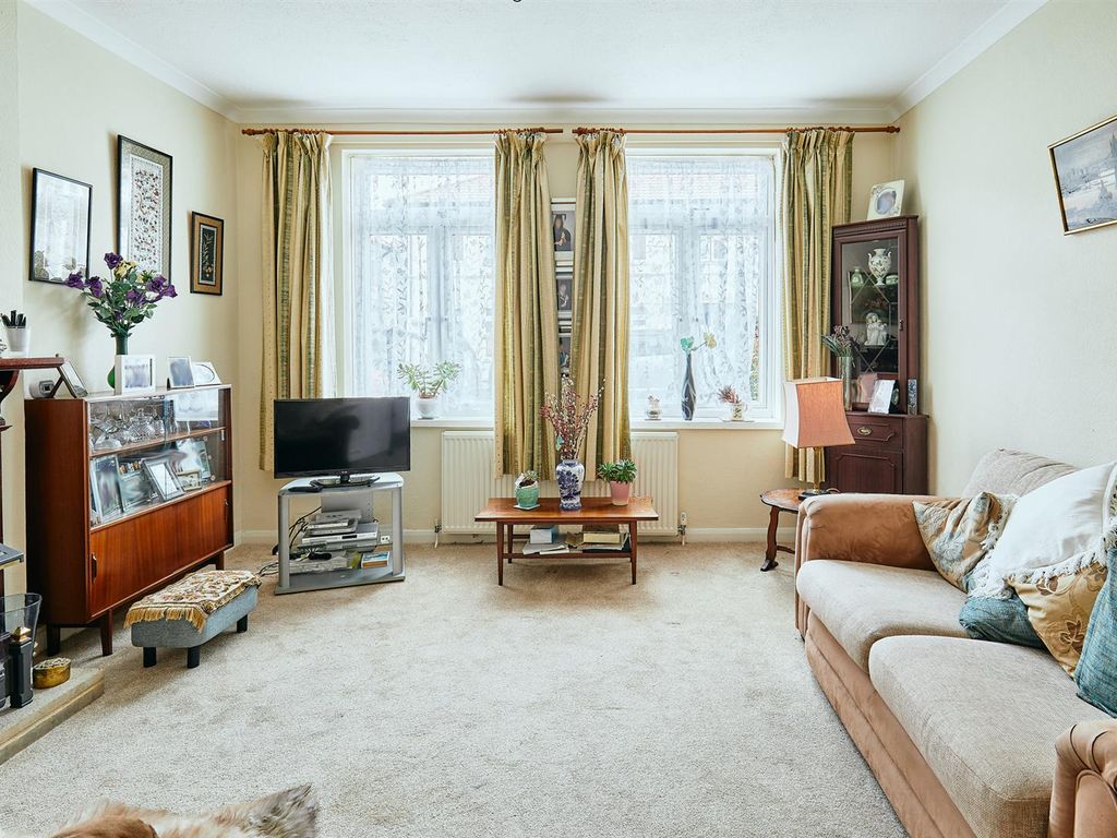 3 bed flat for sale in Meade Close, Chiswick W4, £500,000