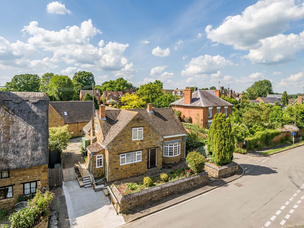 3 bed cottage for sale in Cromwell Cottage, 4 High Street, Cropredy, Banbury, Oxfordshire OX17, £450,000