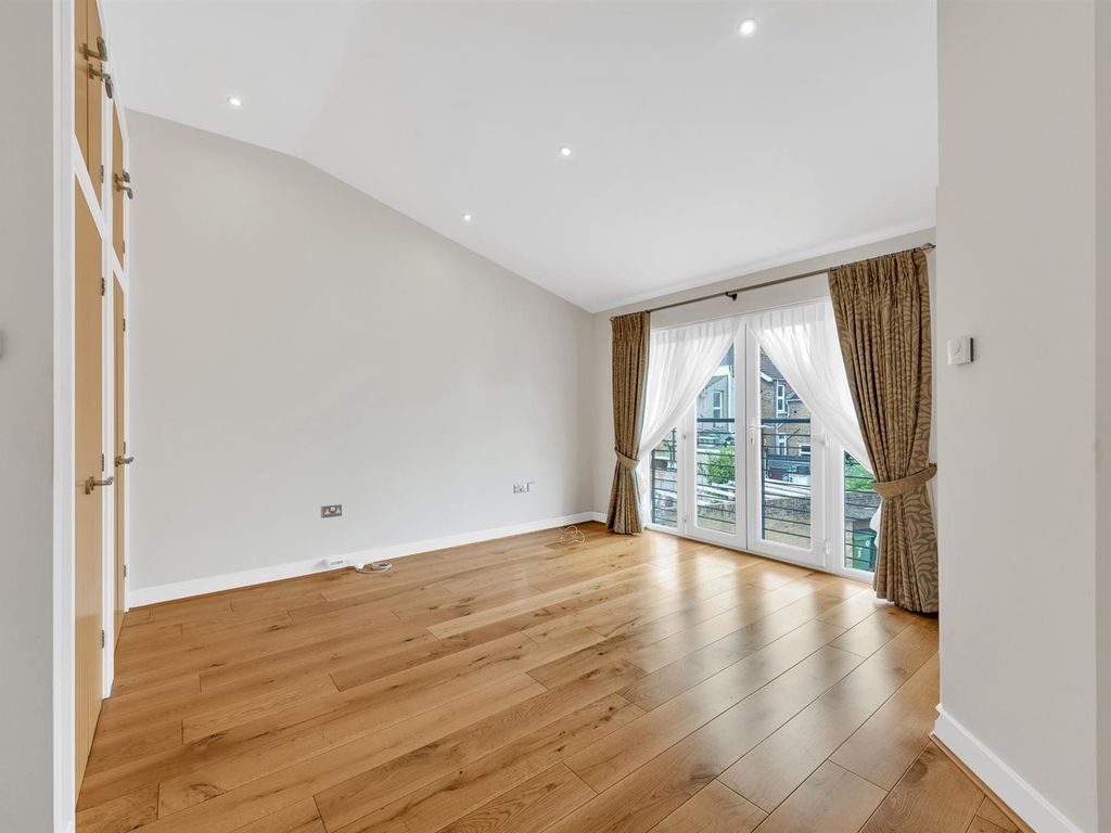 2 bed mews house for sale in Ravens Gate Mews, Shortlands BR2, £450,000