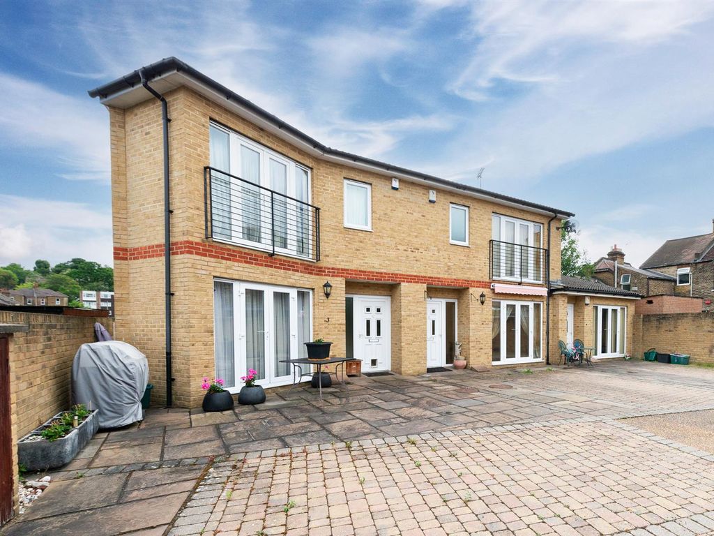 2 bed mews house for sale in Ravens Gate Mews, Shortlands BR2, £450,000