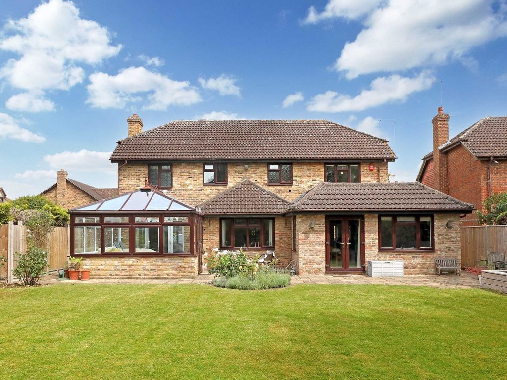 5 bed detached house for sale in Bybend Close, Farnham Royal SL2, £1,225,000