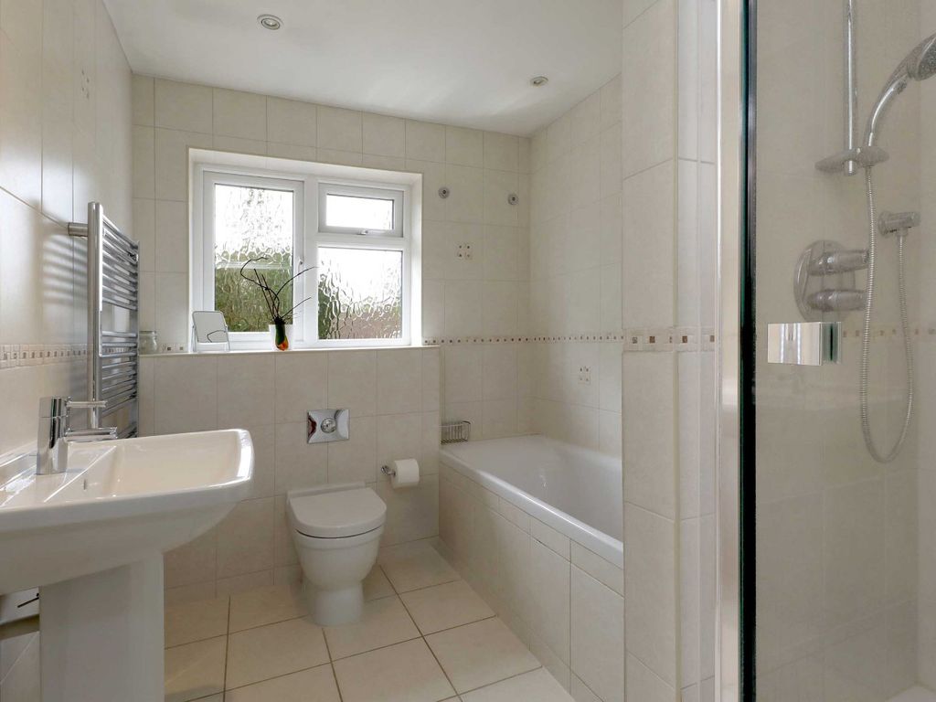 5 bed detached house for sale in Bybend Close, Farnham Royal SL2, £1,225,000
