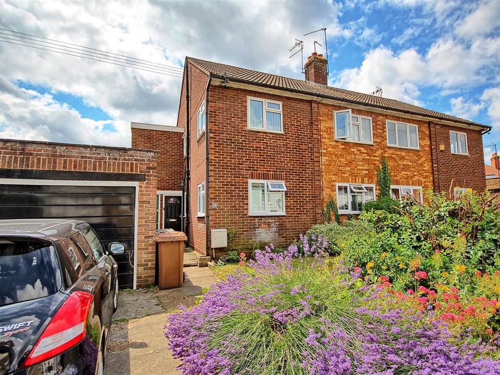 2 bed maisonette for sale in The Bourne, Ware SG12, £350,000