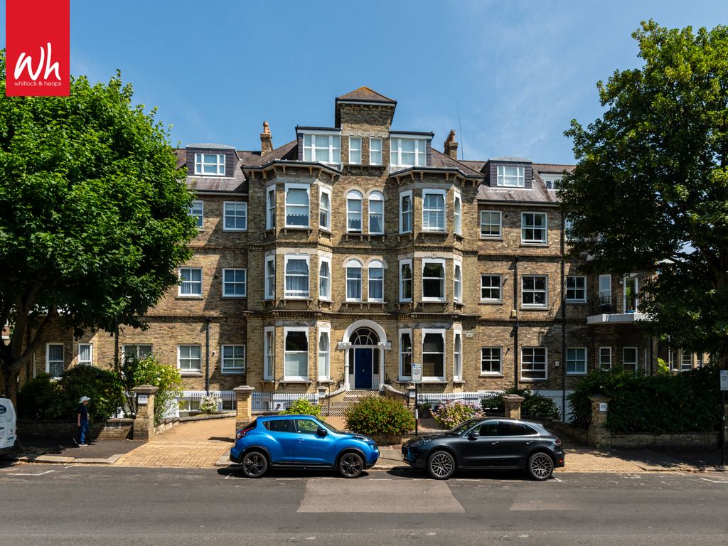 2 bed flat for sale in Eaton Gardens, Hove BN3, £525,000