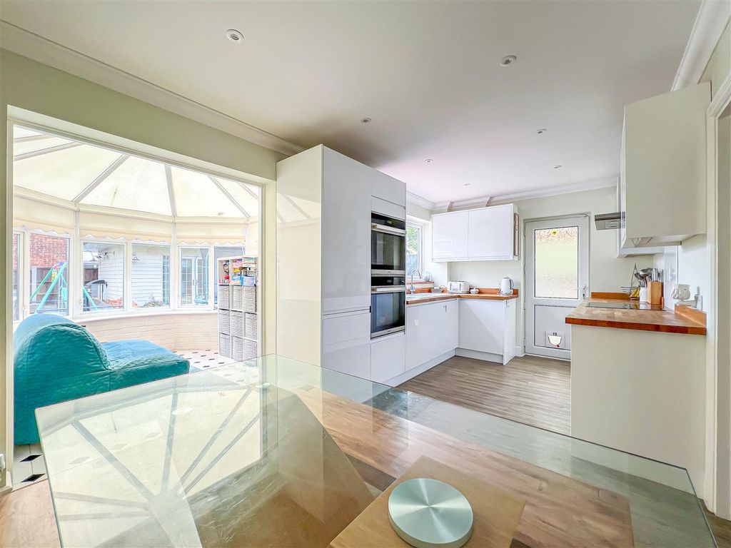 3 bed detached house for sale in Plumberow Avenue, Hockley SS5, £475,000