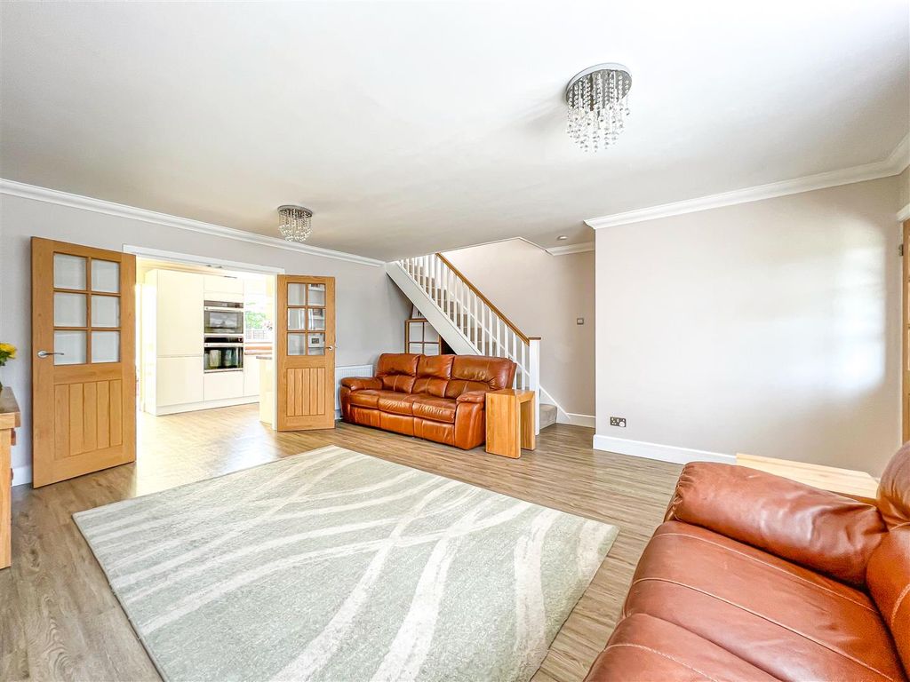 3 bed detached house for sale in Plumberow Avenue, Hockley SS5, £475,000