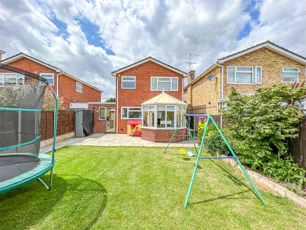 3 bed detached house for sale in Plumberow Avenue, Hockley SS5, £475,000