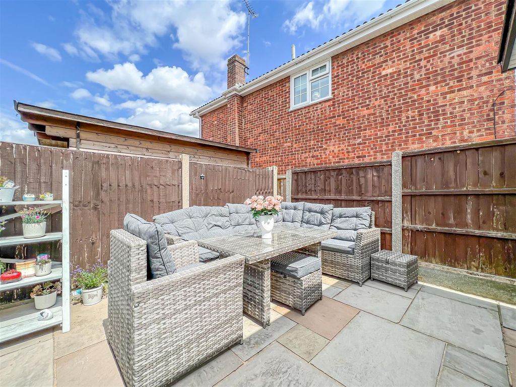 3 bed detached house for sale in Plumberow Avenue, Hockley SS5, £475,000