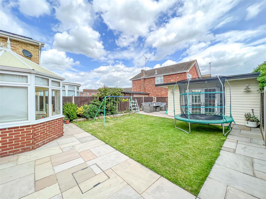 3 bed detached house for sale in Plumberow Avenue, Hockley SS5, £475,000